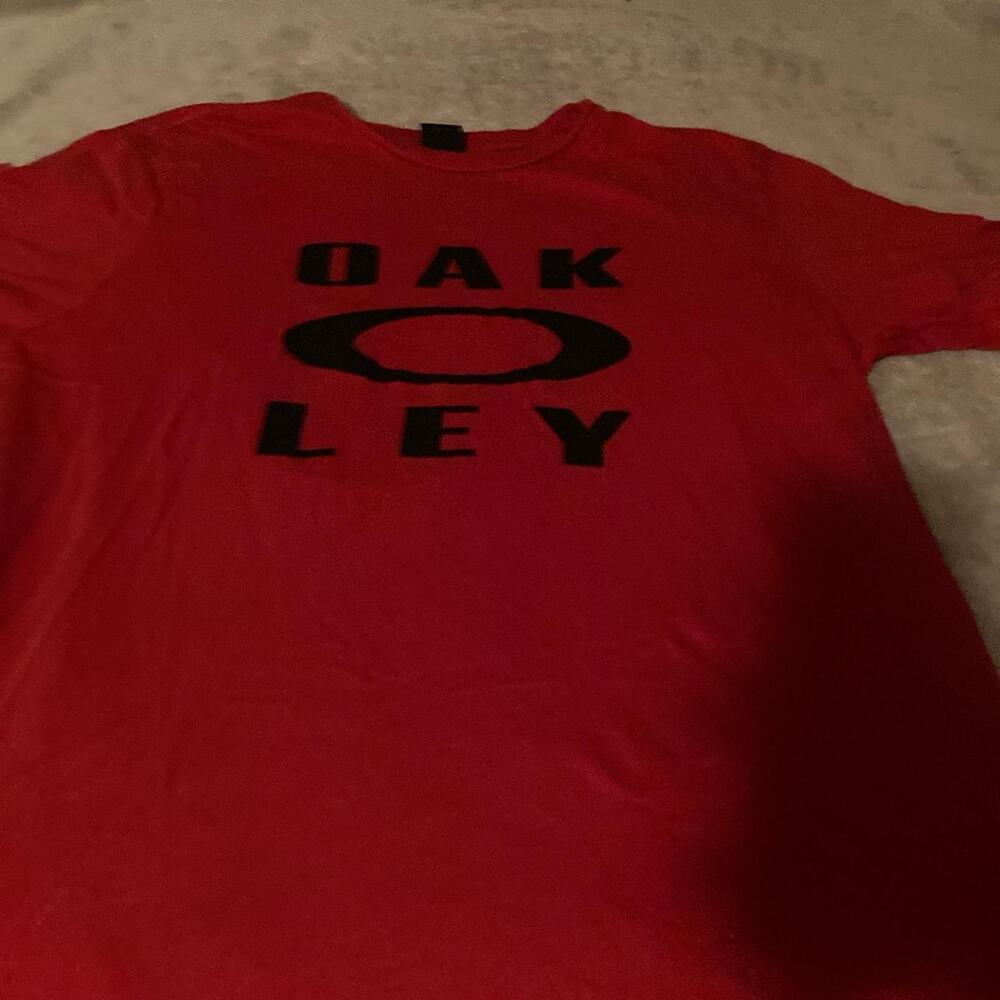 Red Oakley Streetwear Tee - Stylish and Comfortable